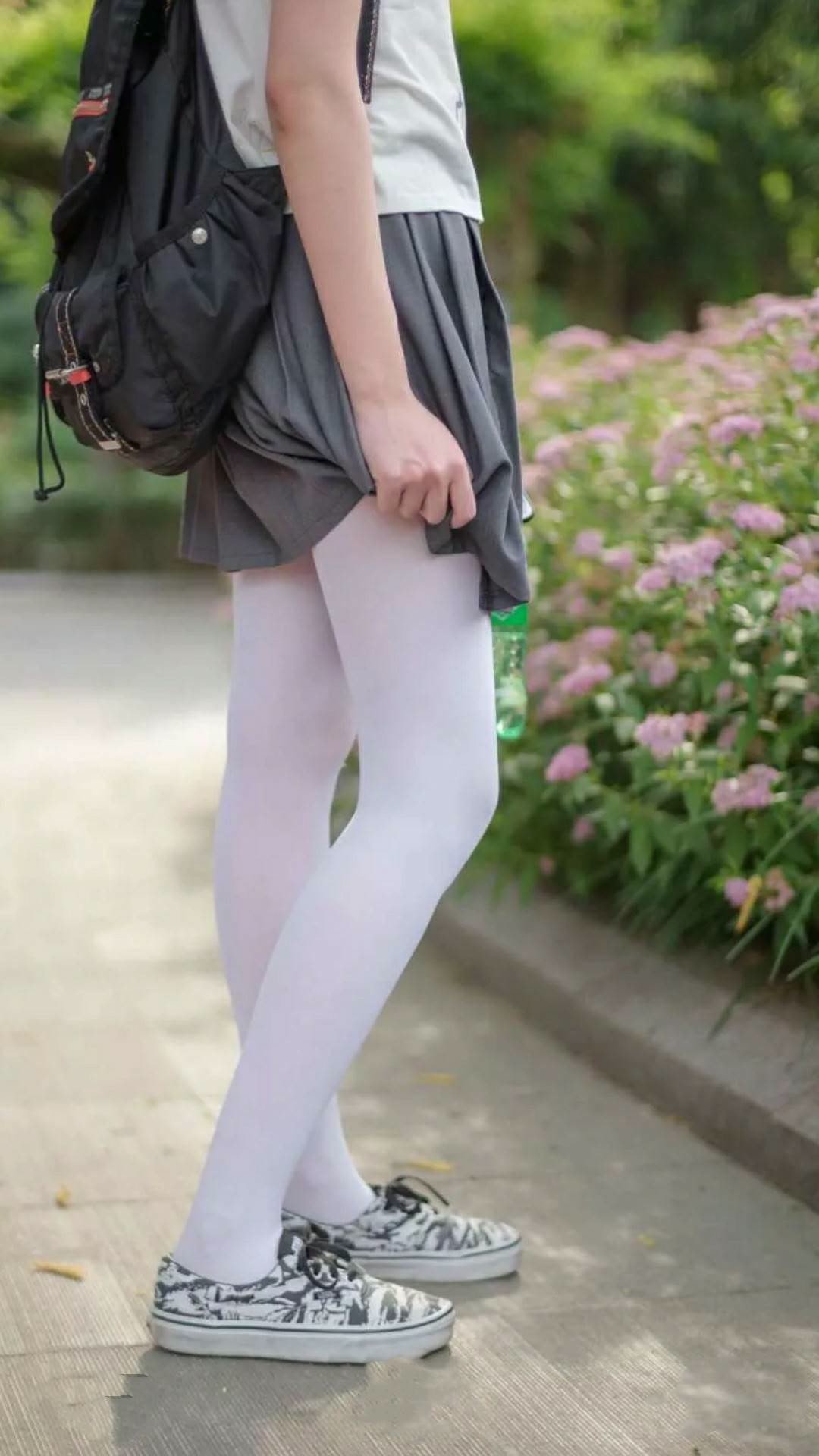 伊朗骑手卡尔·阿里·阿尔达比在巴黎奥运会上首次亮相即夺得障碍赛银牌，表现出色。