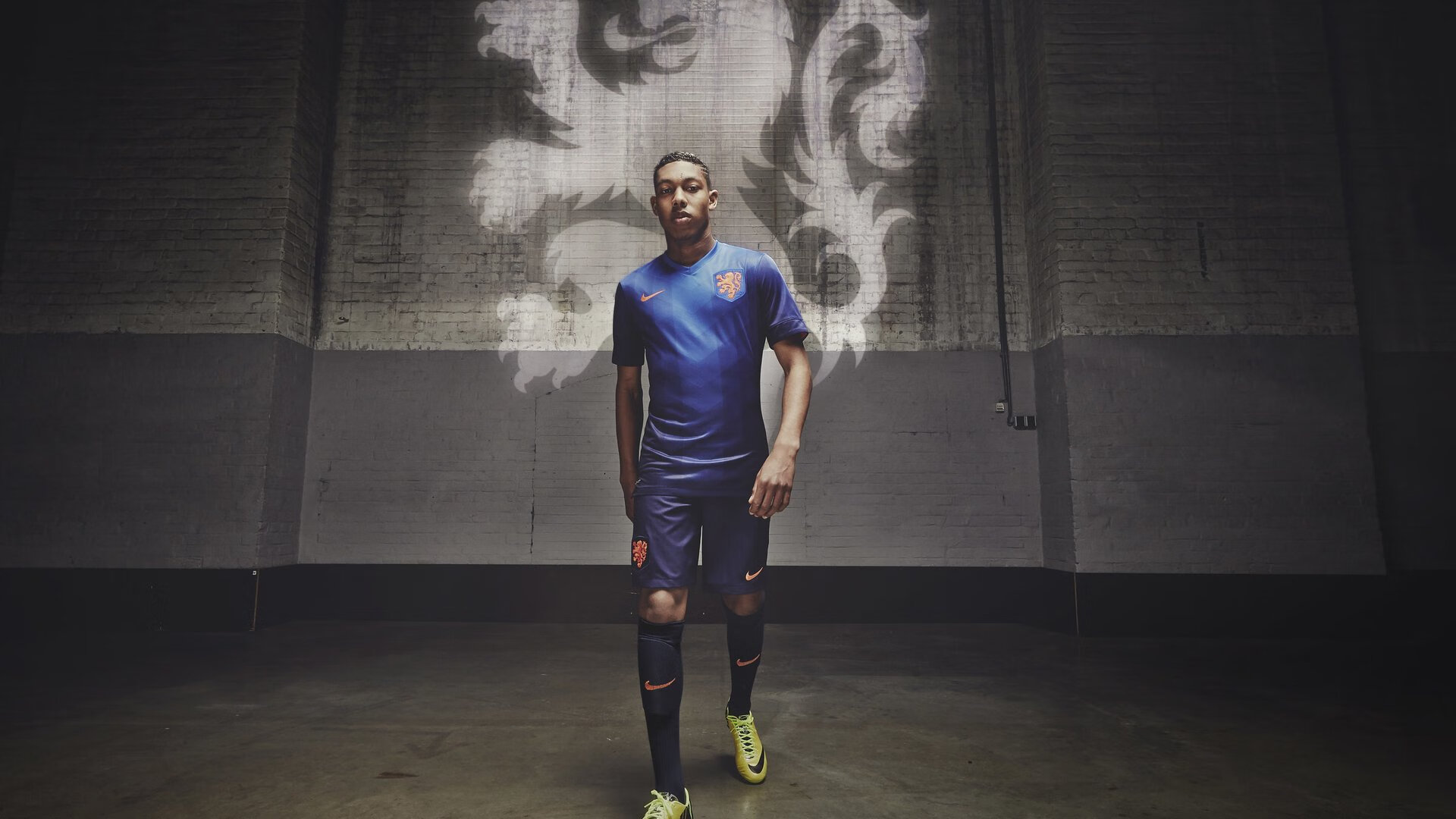 “华金·托比利亚的传球艺术与防守配合，帮助阿根廷美洲狮队保持领先优势”